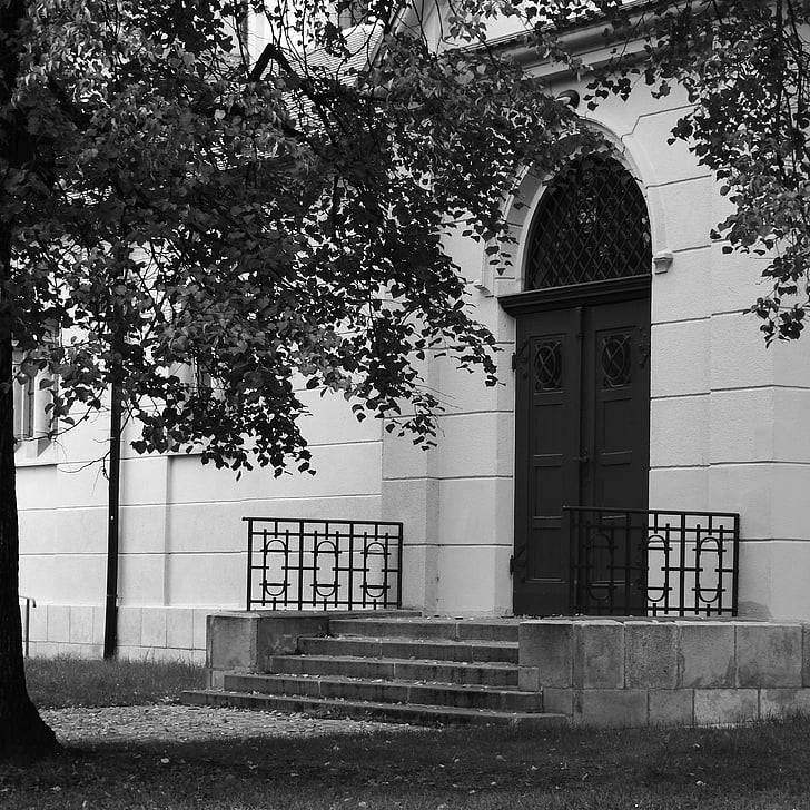 entrada a l'església, porta, portes bandejats