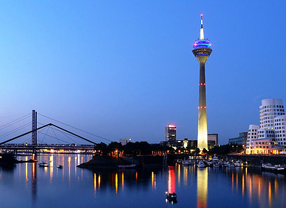 Düsseldorf, Media harbour, Tyskland, Rhen, TV-tornet, arkitekturen av gehry skyskrapor, byggnad