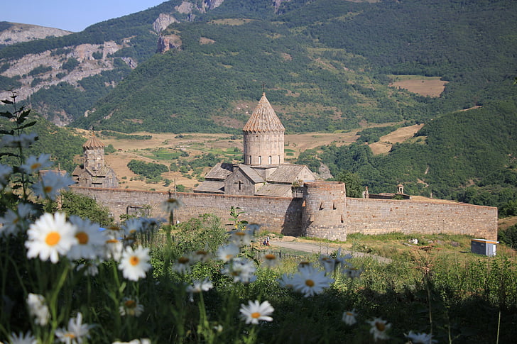 Armenia, Crane, Manastirea