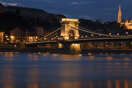 brug, Boedapest, Hongarije, Kettingbrug, kapitaal, in de avond