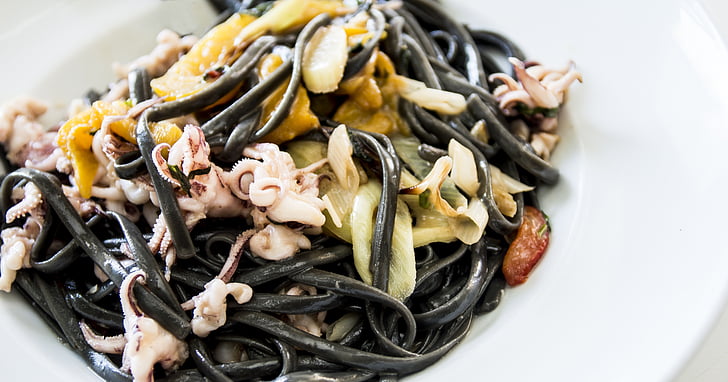 svart linguine, fisk och skaldjur, pasta, Linguine, svart, Italienska, mat