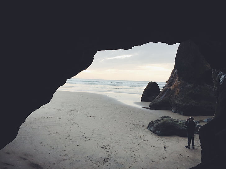 男子, 旁边, 洞穴, 海边, 海滩, 海, 沙子