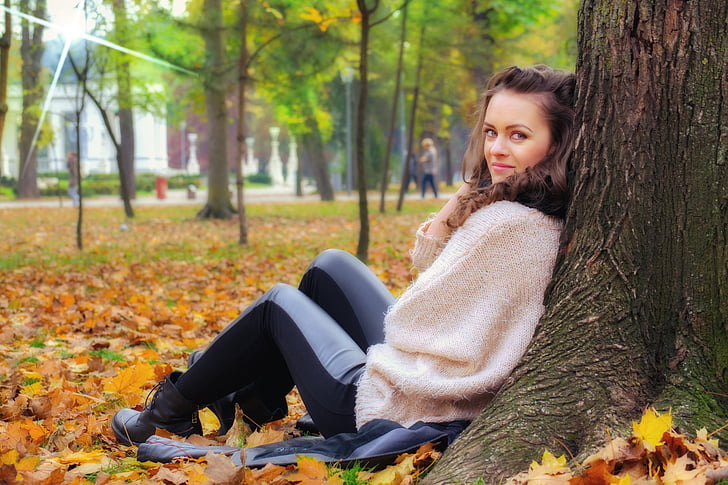 Dziewczyna w pozycji leżącej, Dziewczyna w parku, piękna kobieta, Park, jesień, mody, piękno