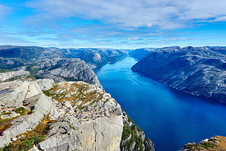 Fjord, Norra, vee, rannikul, kalda, kivid, mäed