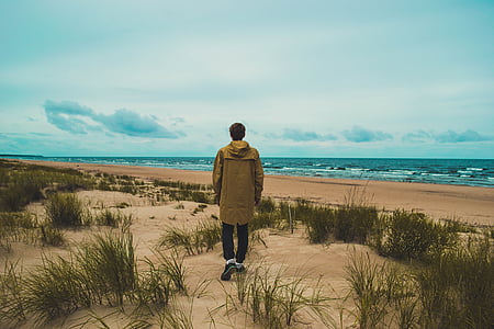 homem, marrom, jaqueta, em pé, beira-mar, caminhando, praia