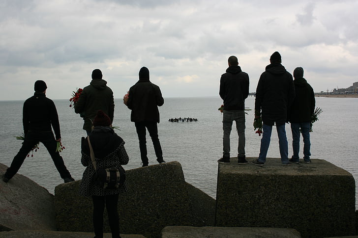 silhouettes, people, scheveningen, flowers, memorial, beach, pier