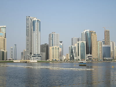 Emirados Árabes Unidos, centro da cidade de Sharjah, beira-mar