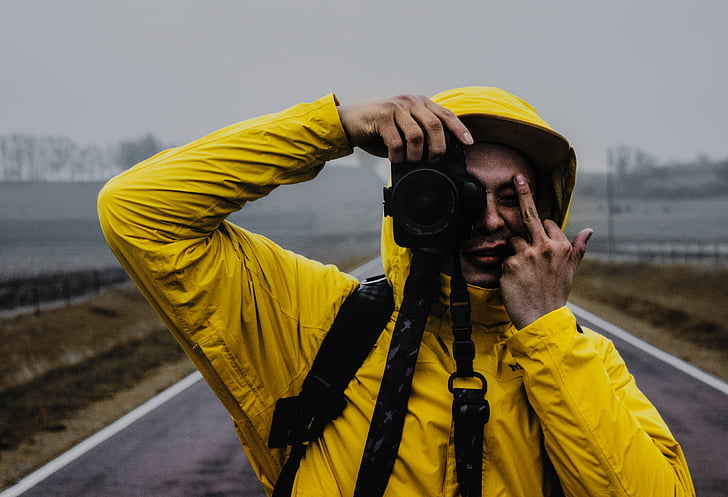 persona, explotación, réflex digital, usando, amarillo, Sudadera con capucha, medio