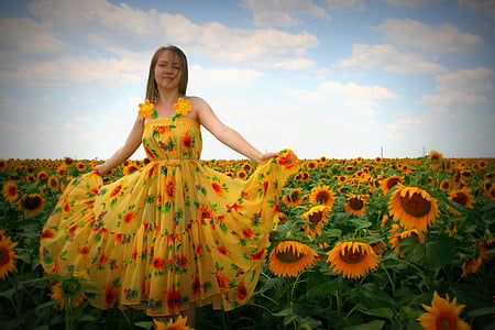 saulespuķes, meitene, kleita, dzeltena
