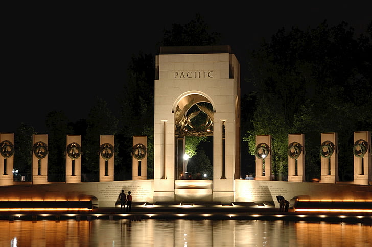 Vašingtone, Antrojo pasaulinio karo memorialas, naktį, vakare, žibintai, Atspindžiai, paminklas