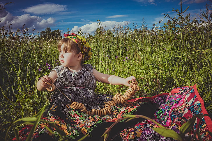 ljeto, polje, cvijeće, beba, tradicija ruske, zelena trava, livadnog cvijeća