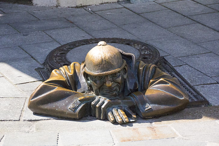 Bratislava, home, tapa de clavegueram, bronze
