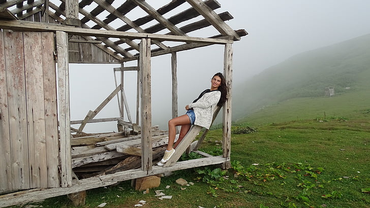 junge Frau, Dorf, Landschaft, Berge, Nebel, Ferienhaus, posiert