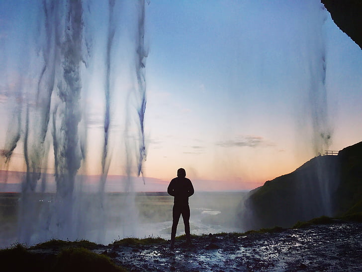 Silhouette, Person, stehende, in der Nähe, Meer, Wasserfälle, Sonnenuntergang