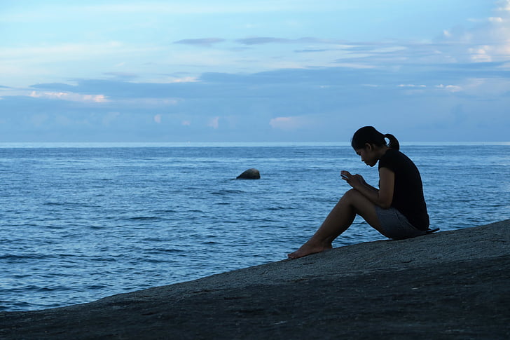 Gadis, batu, Pantai, kesendirian, ponsel, laut, Perempuan