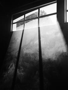tons de cinza, foto, janela, quadro, preto e branco, fumaça, luz do sol