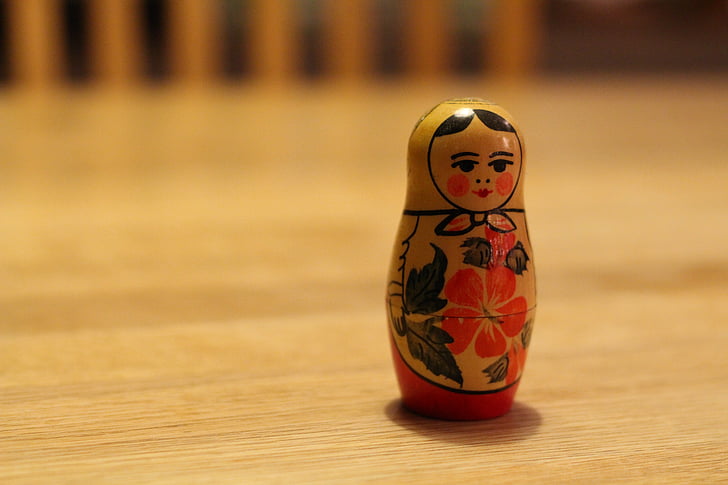 Babushka, träfigur, bambola russa