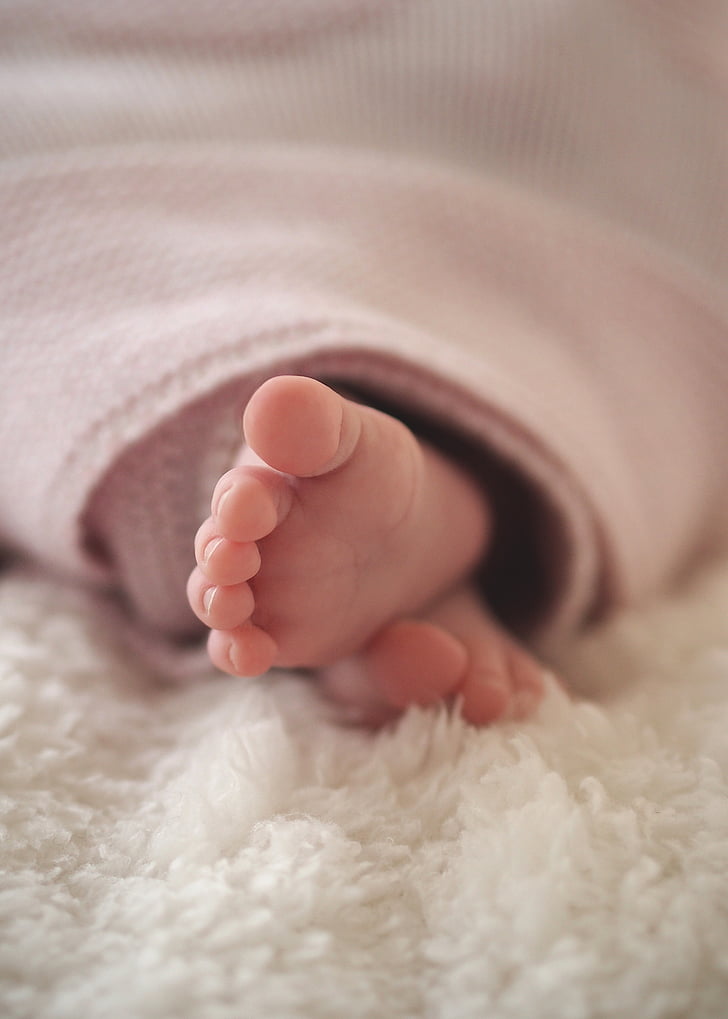 kūdikis, kūdikio kojų, antklodė, vaikas, detalus vaizdas, mielas, kojos