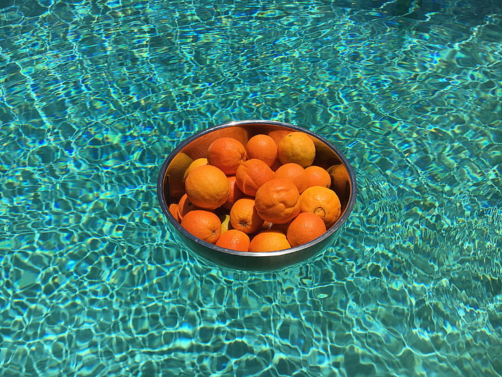 Orange, poolen, metallskål, vatten
