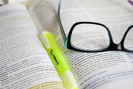 occhiali, leggere, imparare, libro, testo, evidenziatore, penna