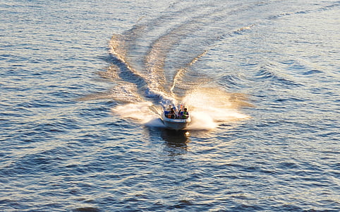 speedboot, het water, rimpel, water golven, water merken, de rivier yalu