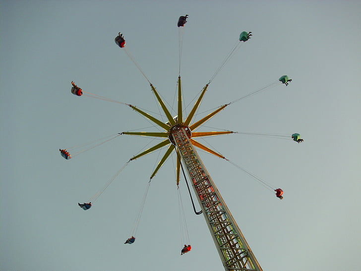 Ferris wheel, tornis panorāmas rats, grūstīšanās un burzma