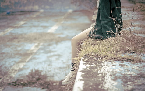 oseba, seje, čaka, noge, pulover, sedeli, na prostem