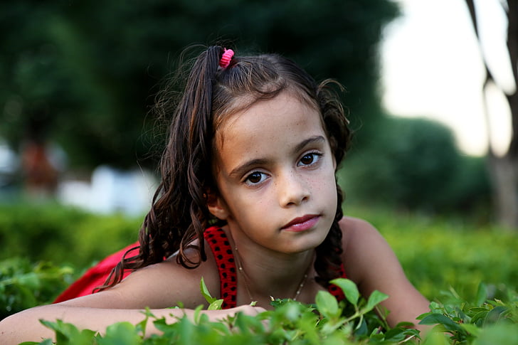 Κορίτσι, Κήπος, μοντέλο, το παιδί, οικογένεια, πράσινο γρασίδι, κόκκινο φόρεμα