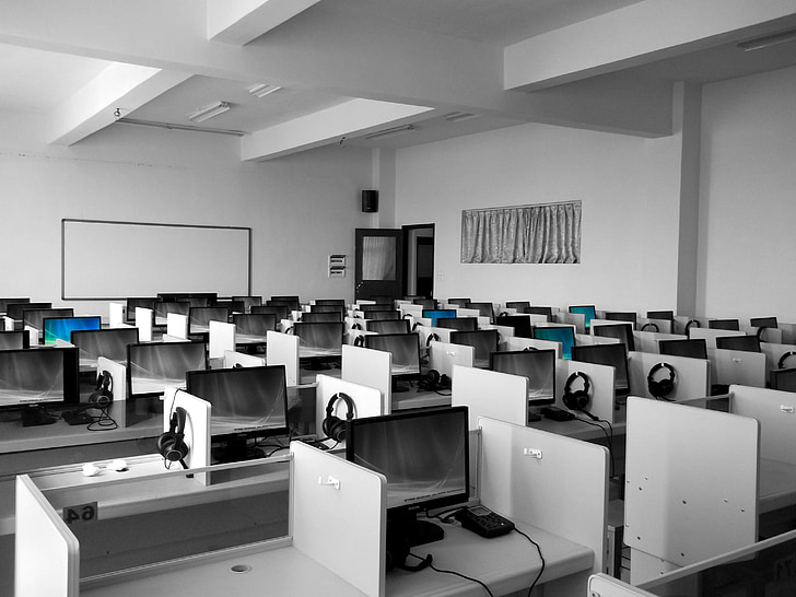 Laboratori d'idiomes, Universitat, Universitat, cabines, ordinadors, blanc i negre, aïllats de color
