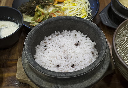 Korea, jahu, riisi, kivi pot, toidu ja joogiga, siseruumides, No inimesed