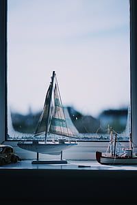 deux, blanc, bleu, bateaux à voiles, miniature, fenêtre de, modèle