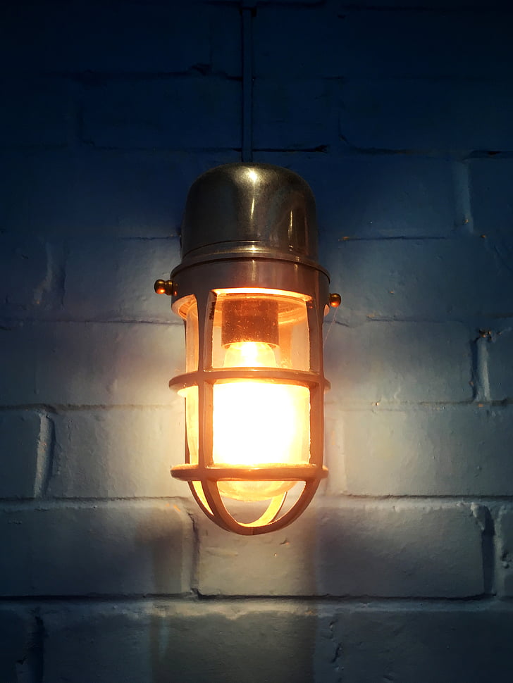 електрическа крушка, лампа, синя стена, тухлена зидария, електрическа светлина, електротехник, стъкло