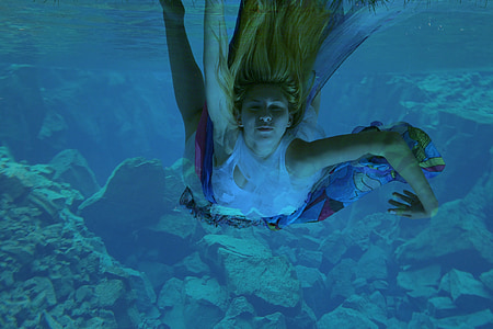 mergaitė, po vandeniu, undinė, plaukti, vandens, mėlyna