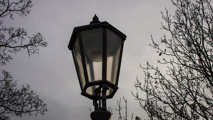 Lampáš, lampa, osvetlenie, svetlo, dizajn, verejné osvetlenie, pouličná lampa