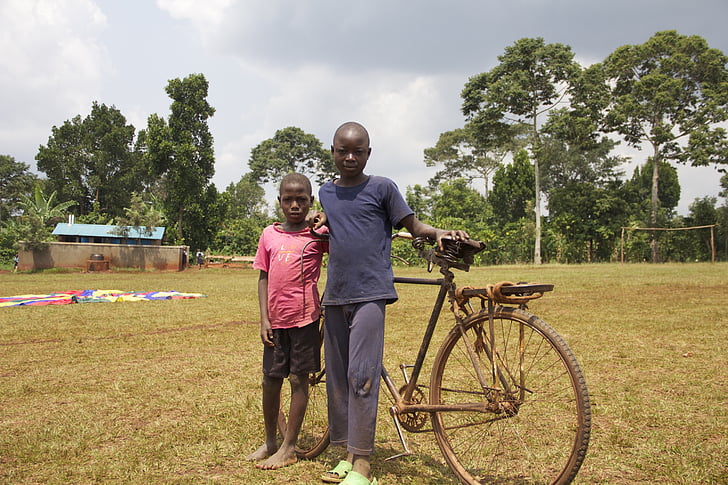 Afrika, Uganda, děti, jízdní kolo