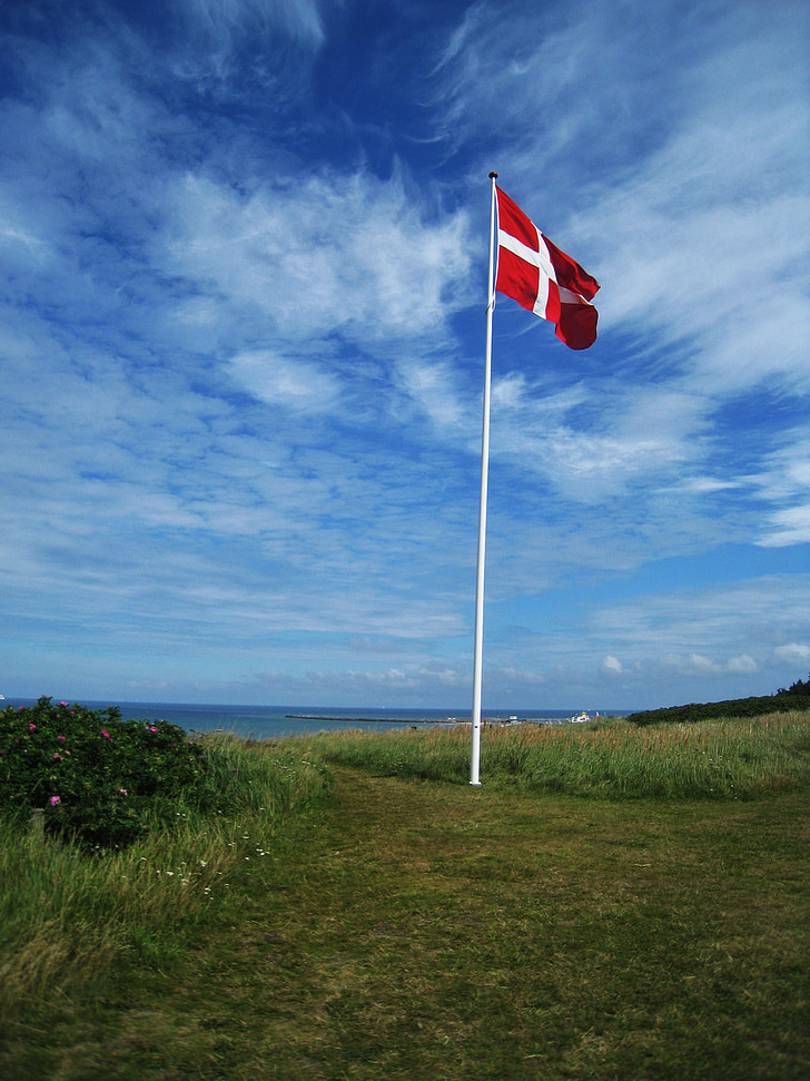 danske flag, flagstang, Hirtshals, dansk, flag, blå himmel, danske kyst landskab