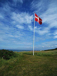 bandeira dinamarquesa, mastro de bandeira, Hirtshals, Dinamarquês, Bandeira, céu azul, paisagem da costa dinamarquesa