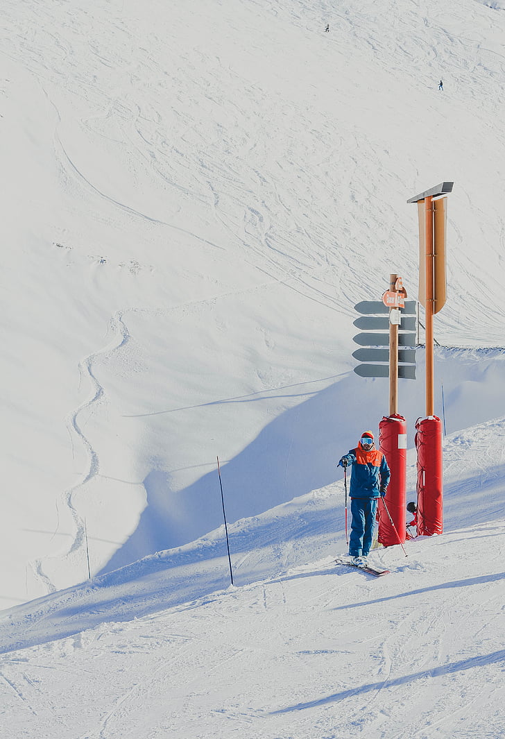 man, skiing, downhill, near, red, brown, pole