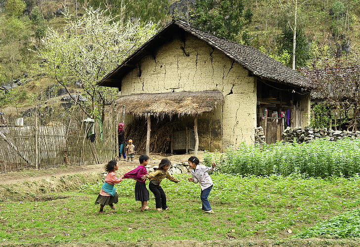 štyri deti si hrajú, biela slivka kvety, jar, dom z hliny a slamy, ľudia, dieťa, rodina