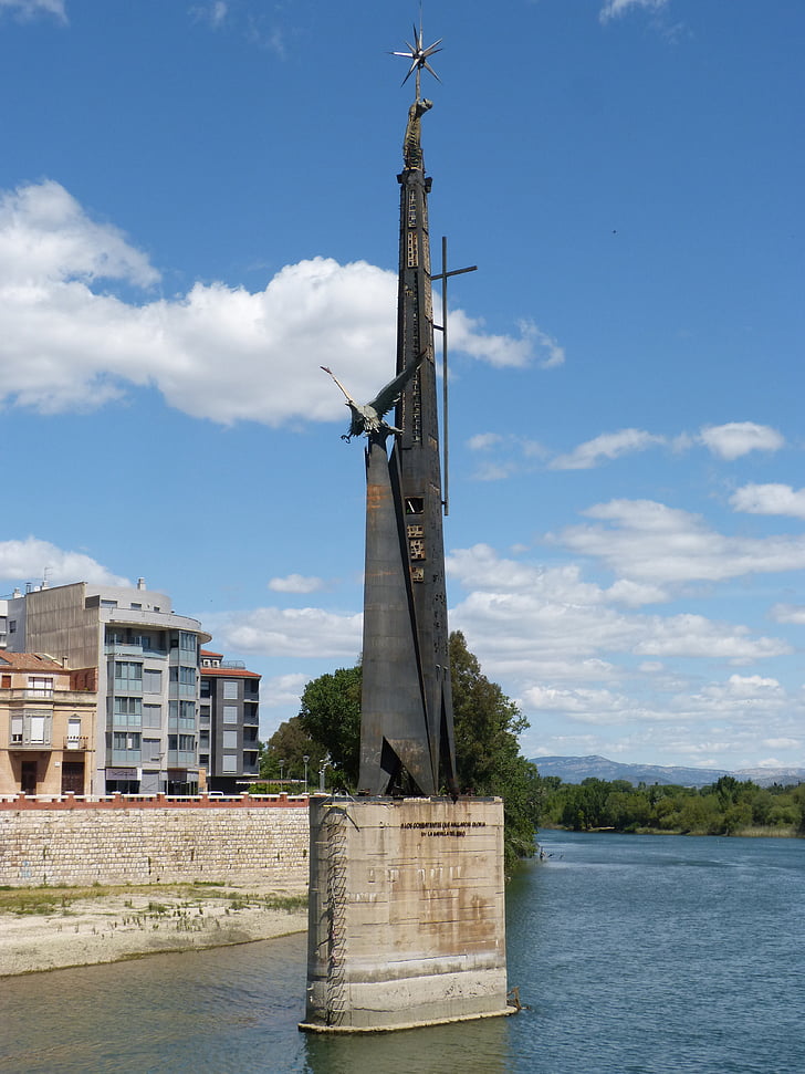 Památník bitvy Ebro, Kontroverze, fašismus, Franco, řeka Ebro, Tortosa