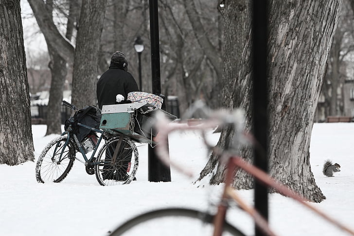 ο άνθρωπος, στέκεται, δίπλα, μαύρο, ποδήλατο, χιόνι, της ημέρας