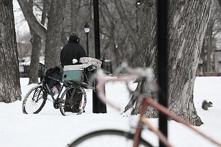 człowiek, stojące, obok, czarny, rowerów, śnieg, w ciągu dnia