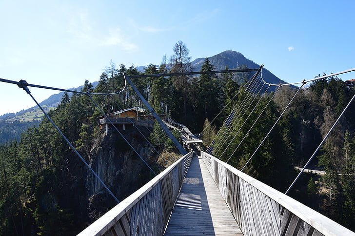 Bungee skok, Benni raich most, bungee jumping, Rakousko, Tyrolsko, Arzl, Pitztal