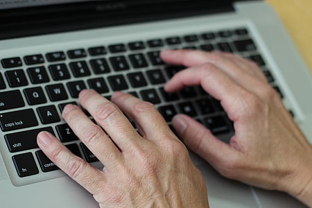 Hände auf der Tastatur, Tastatur, Computing, Eingabe, Laptop, Wireless-Technologie, Technologie