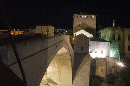 Bosnia dan Herzegovina, Herzegovina, Mostar, jembatan tua, dibangun kembali, malam