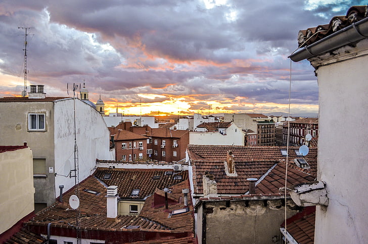 Madrid, tetők, naplemente, egy, lemenő nap utolsó sugarai, felhők, esti égen