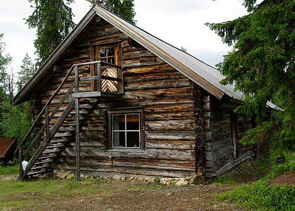 Finlande, maison en bois, bûcheron, journaux
