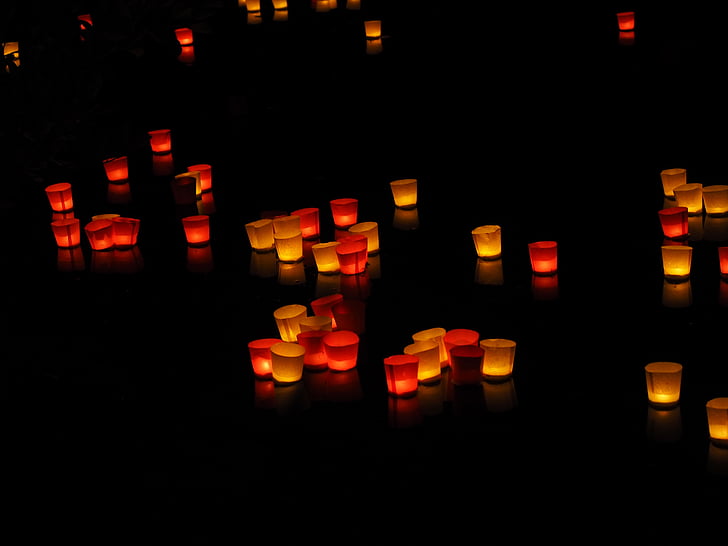 gaismas, sveces, peldošas sveces, gaismas festivāls, gaismas serenāde, Ulm, sarkana