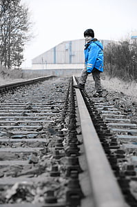 berniukas, vaikas, atrodė, geležinkelio, mėlyna