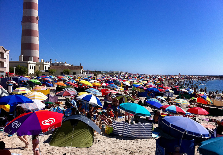 Portugalsko, Ilhavo, pláž, bar, deštníky, písek, maják